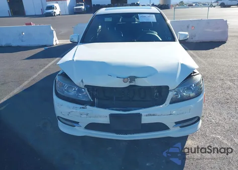 2011 Mercedes-Benz C 300 Sport z USA, uszkodzony, nr VIN WDDGF5EB4BF628654